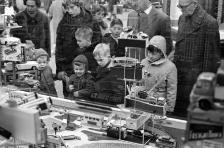 Sint Nicolaas etalages in Amsterdam Kinderen kijken naar de etalages, Bestanddeelnr 913-2134