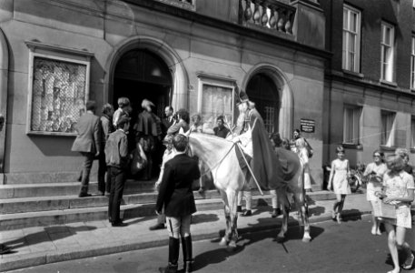Sinterklaas en Zwarte Piet bezoeken het gerechtsgebouw waar de Maagdenhuisbezett, Bestanddeelnr 922-5510