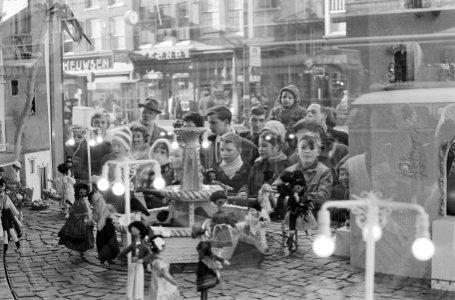 Sint Nicolaas etalages in Amsterdam Kinderen kijken naar de etalages, Bestanddeelnr 913-2132