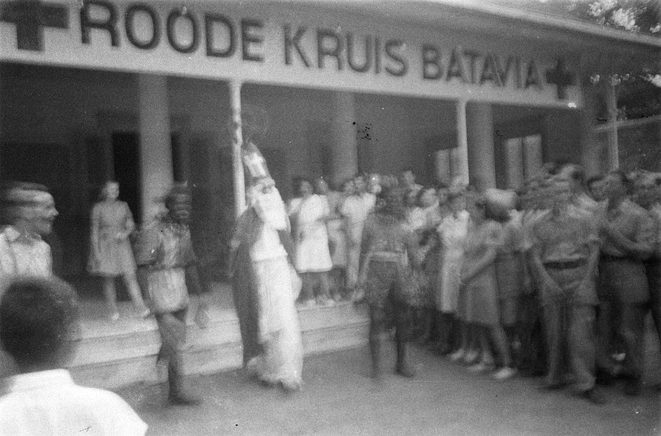 Sinterklaas en Zwarte Pieten bezoeken het Rode Kruis Ziekenhuis te Batavia, Bestanddeelnr 113-3-3