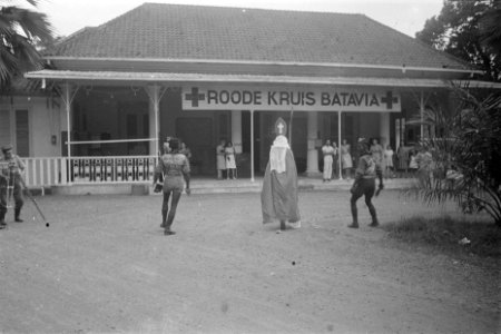 Sinterklaas en Zwarte Pieten bezoeken het Rode Kruis Ziekenhuis te Batavia, Bestanddeelnr 113-3-1