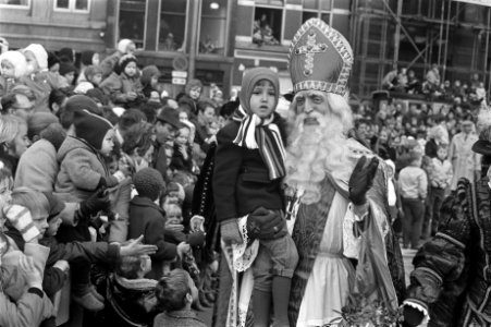 Sint Nicolaas optocht Amsterdam. Sint met een kind op de arm, Bestanddeelnr 922-9746