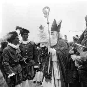 Sinterklaas tijdens een gesprek met twee Zwarte Pieten, Bestanddeelnr 918-4744