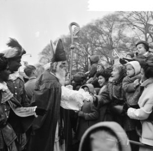 Sinterklaas terwijl hij een kind uit het publiek de hand schudt, Bestanddeelnr 918-4742
