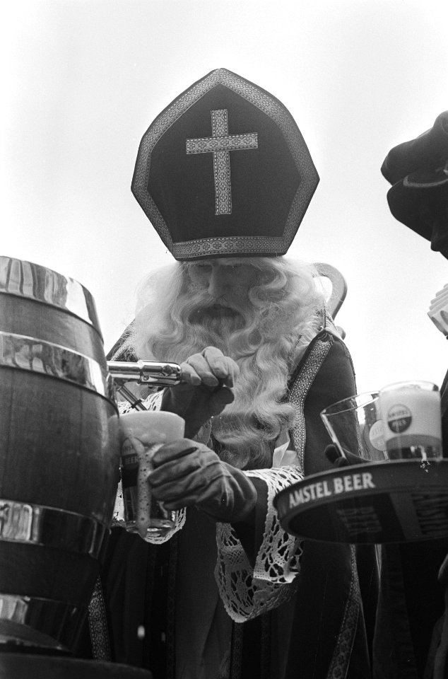 Sinterklaas tapt miljoenste glas bier (8241465138)