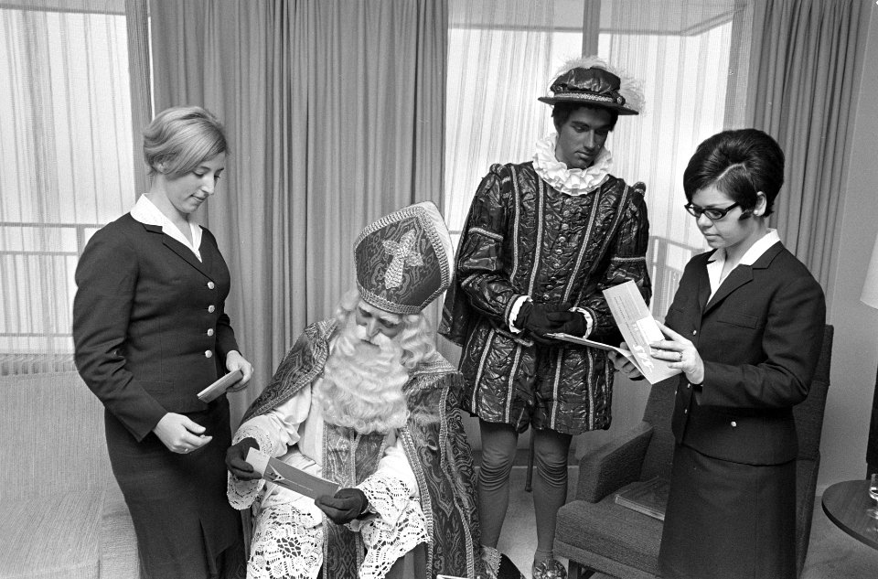 Sinterklaas vertrok uit Amsterdam, vertrek bij Hiltonhotel rechts Amsterdamse po, Bestanddeelnr 919-8563
