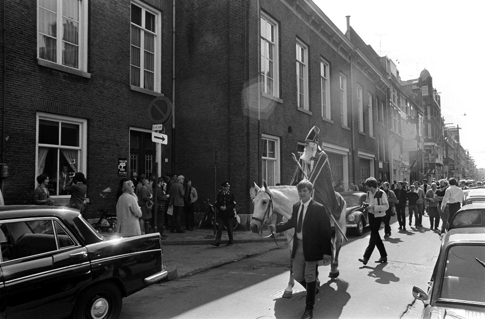 Sinterklaas en Zwarte Piet bezoeken het gerechtsgebouw waar de Maagdenhuisbezett, Bestanddeelnr 922-5511