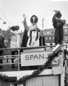 Sinterklaas en de Zwarte Pieten zwaaiend vanaf de boot, Bestanddeelnr 918-4602