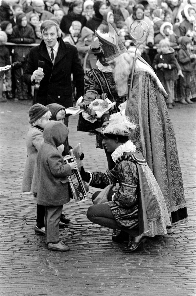 Sinterklaas en Zwarte piet overhandigen op de Dam kadootjes aan een drietal kin…, Bestanddeelnr 919-8036