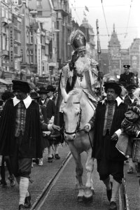 Sinterklaas op zijn paard, Bestanddeelnr 932-7815