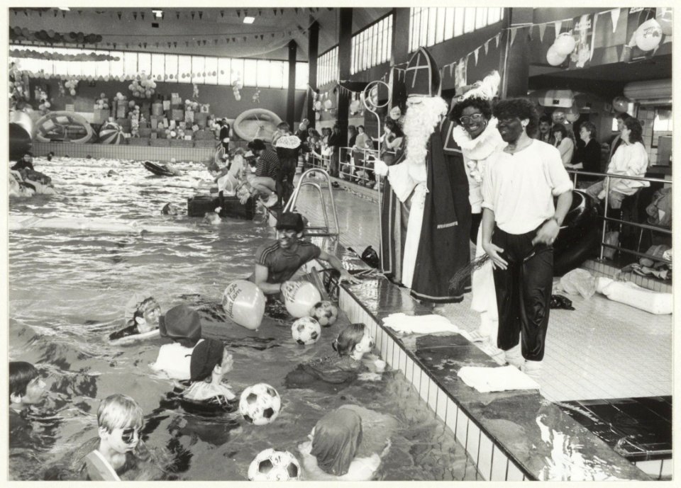 Sint Nicolaasfeest voor de studenten van het Overveense CIOS in het Sportfondsenbad. NL-HlmNHA 54020785