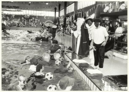 Sint Nicolaasfeest voor de studenten van het Overveense CIOS in het Sportfondsenbad. NL-HlmNHA 54020785
