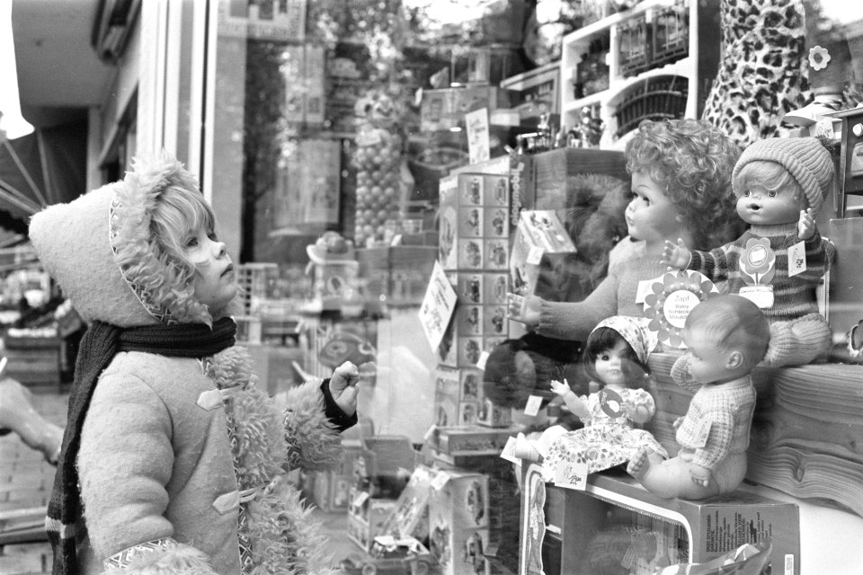 Sinterklaasfeest nadert, klein meisje kijkt in speelgoedwinkel, Bestanddeelnr 929-4490