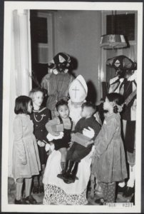 Sinterklaasfeesten, kinderen, repatrianten, sint nicolaas, Sinterklaas, Bestanddeelnr 056-0231