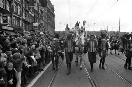 Sinterklaas te paard, voorafgegaan door zwarte pieten, Bestanddeelnr 926-8321