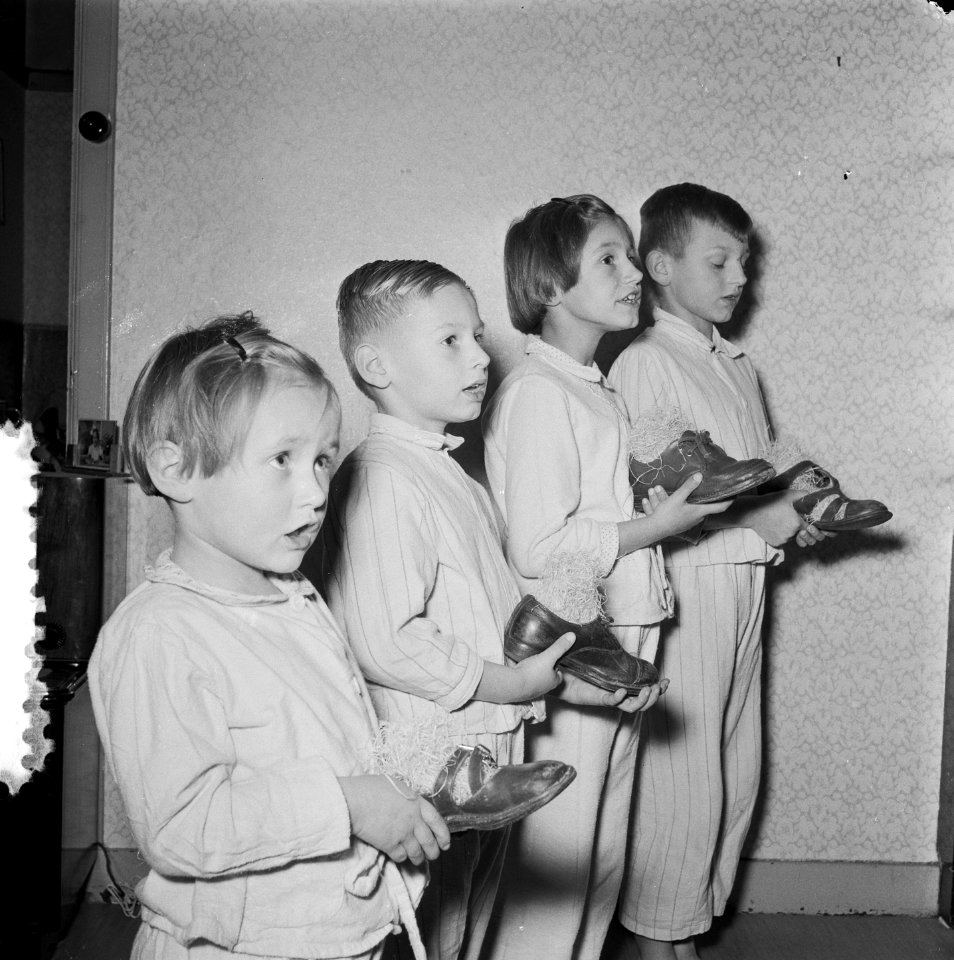 Sinterklaasopnamen. Kinderen met schoenen zingen, Bestanddeelnr 906-1495