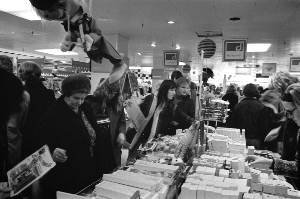 Sinterklaasdrukte in winkels Amsterdam, Bestanddeelnr 925-1942