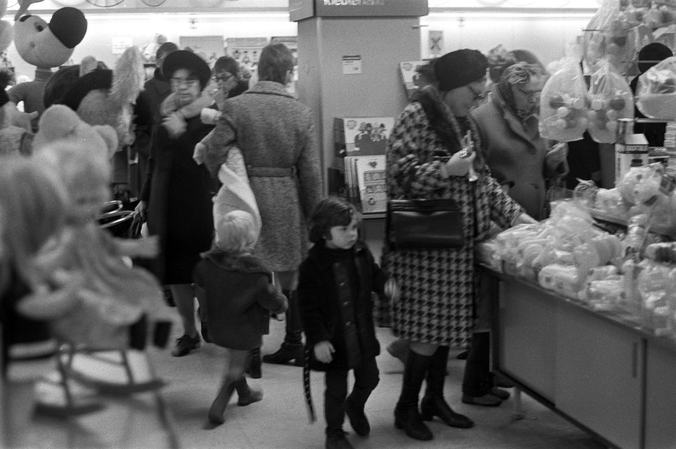 Sinterklaasdrukte in winkels Amsterdam, Bestanddeelnr 925-1943