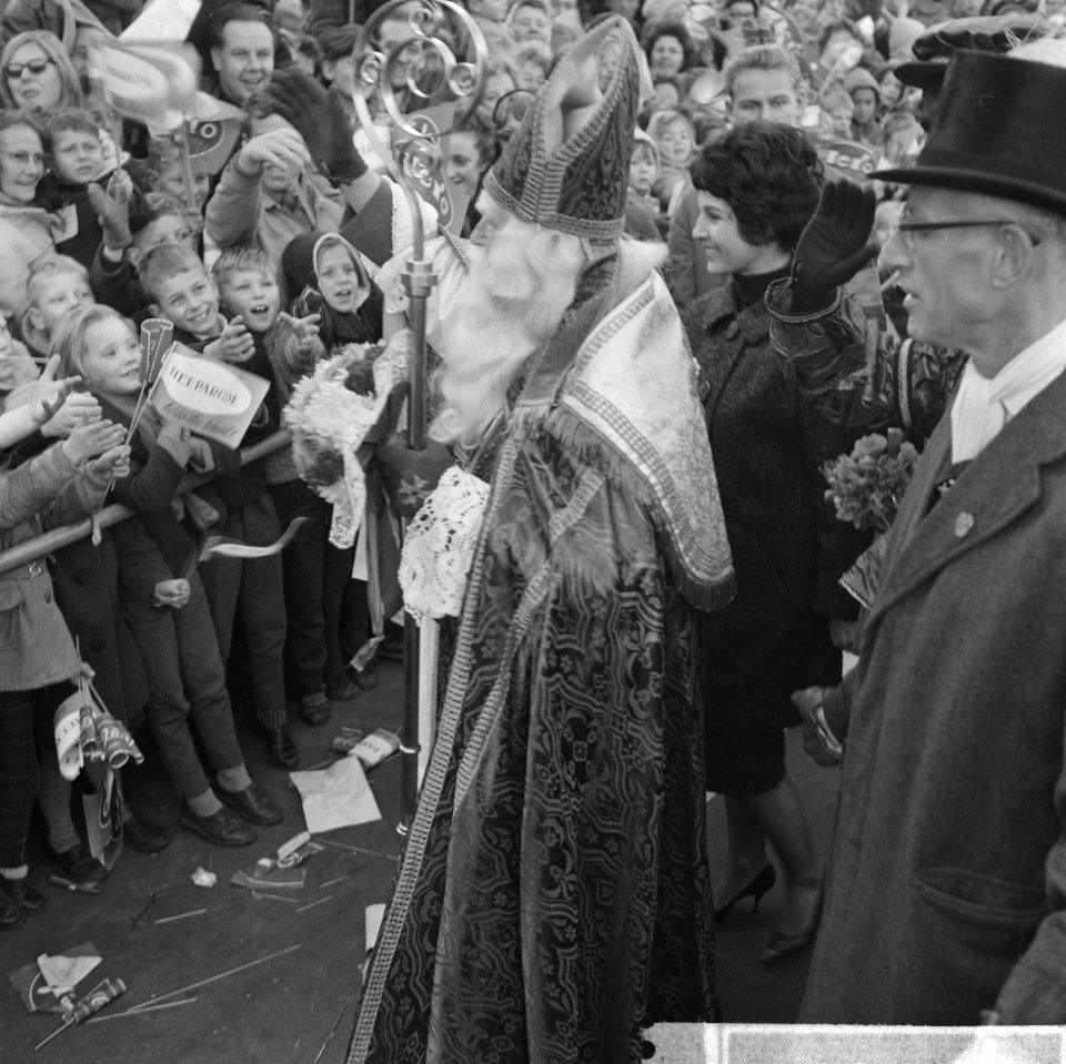 Sinterklaas-intocht in Amsterdam De Sint met Mies Bouwman, Bestanddeelnr 914-5185