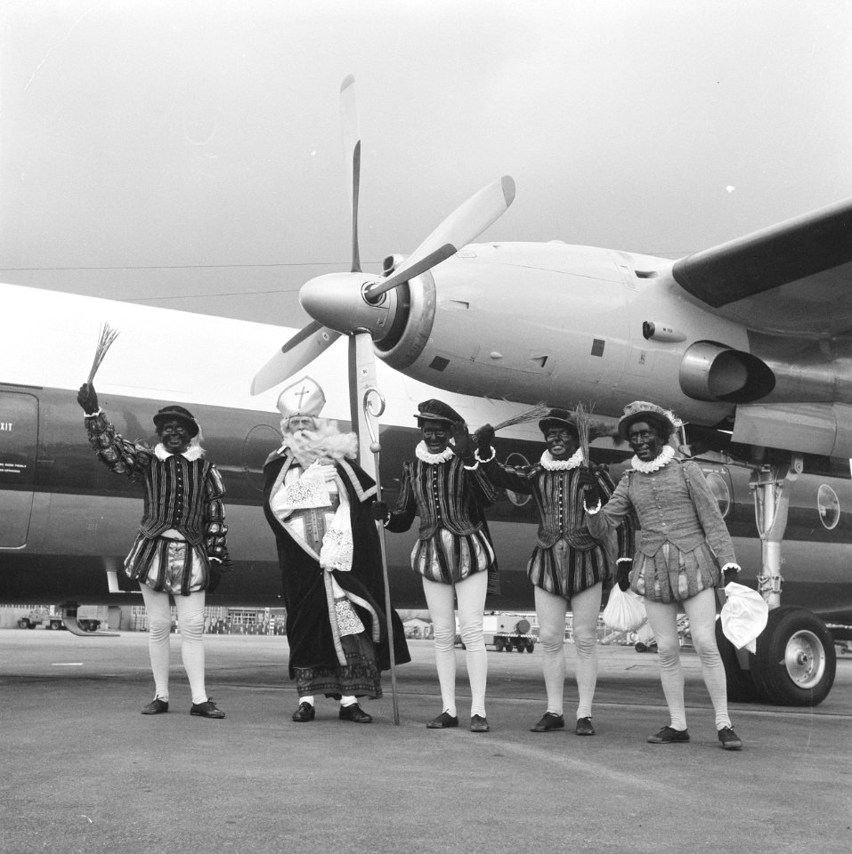 Sinterklaas komt aan met Fokker Friendship . De Sint en de pieten voor het toest, Bestanddeelnr 913-2550