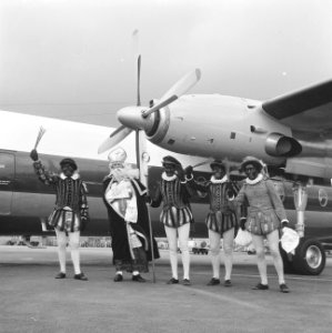Sinterklaas komt aan met Fokker Friendship . De Sint en de pieten voor het toest, Bestanddeelnr 913-2550