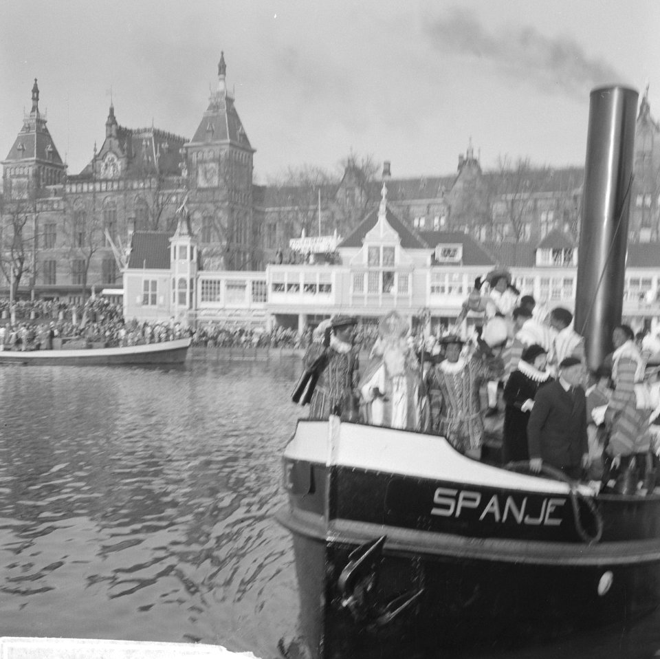 Sinterklaas-intocht in Amsterdam, aankomst boot Prins Hendrikkade, Bestanddeelnr 914-5182