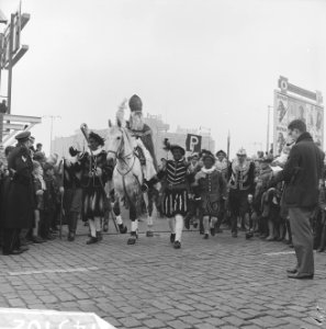 Sinterklaas in Rotterdam gearriveerd op de Parkkade, de intocht door Maasstad, Bestanddeelnr 914-5102