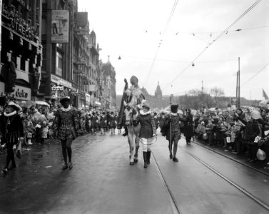 Sinterklaas in Amsterdam Sinterklaas op het Damrak tijdens zijn rit, Bestanddeelnr 915-7485