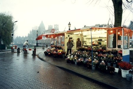 Sinds de sluiting van de Leidsebrug zit bloemenkiosk 'Stefano' in een doodlopende straat, Twee jaar heeft eigenaar Sefano Vaars het nog geprobeerd. De omzet daalde echter zo drastisch dat hi, NL-HlmNHA 54036280