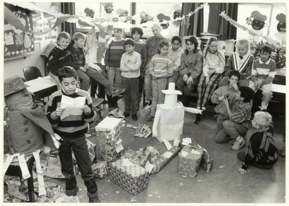 Sinterklaasfeest op basisschool De Zuiderpolder aan de J. Sluyterslaan 2, NL-HlmNHA 54020784