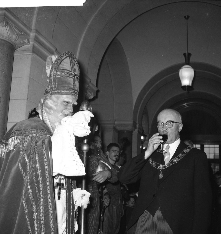 Sinterklaas in Rotterdam (met burgemeester van Hall ), Bestanddeelnr 913-1897
