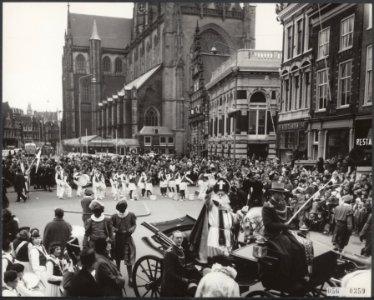 Sinterklaasfeesten, begroetingen, kleuters, sint nicolaas, Sinterklaas, Bestanddeelnr 056-0359