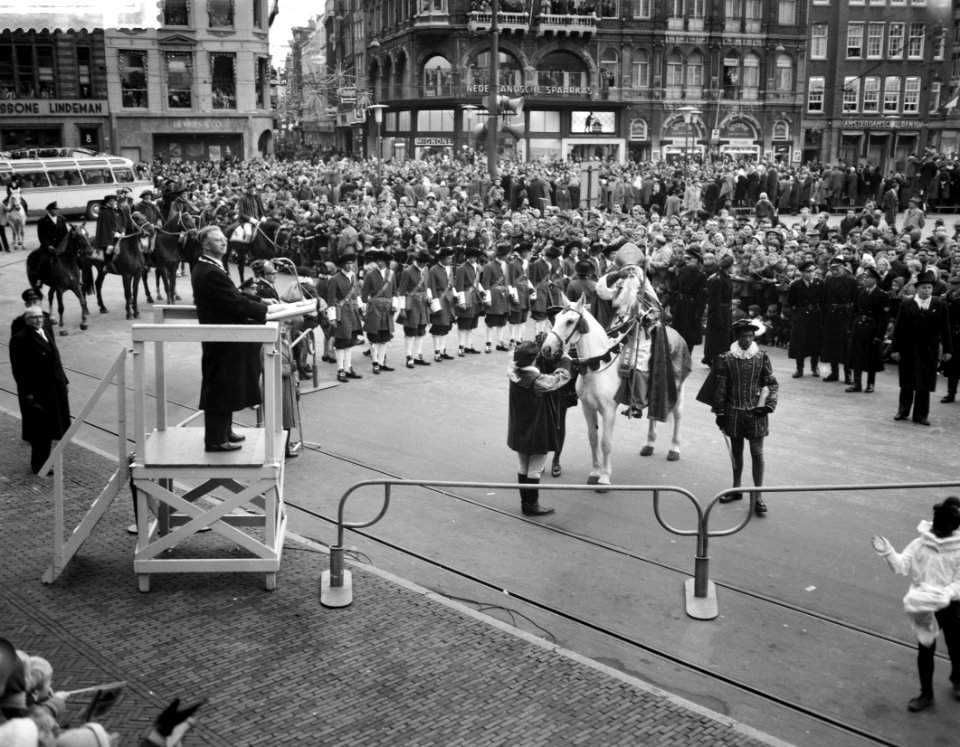 Sint Nicolaas tijdens de intocht op het Damrak Sint Nicolaas op de Dam, Bestanddeelnr 910-8224