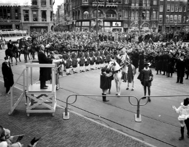 Sint Nicolaas tijdens de intocht op het Damrak Sint Nicolaas op de Dam, Bestanddeelnr 910-8224