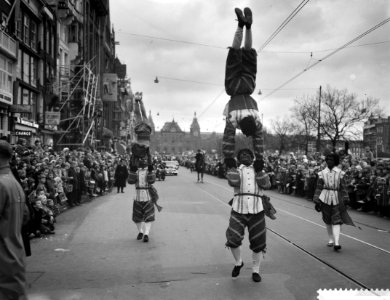 Sint Nicolaas tijdens de intocht op het Damrak Zwarte Pieten maken hoogstandje o, Bestanddeelnr 910-8223