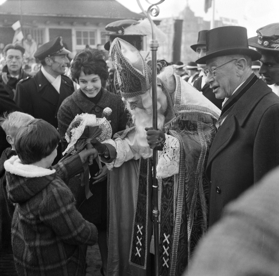 Sinterklaas-intocht in Amsterdam Televisiepresentatrice Mies Bouwman met de Sin, Bestanddeelnr 914-5187