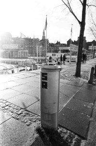 Sinds enige tijd zijn de gietijzeren afvalbakken in Amsterdam aangevuld met seri, Bestanddeelnr 931-2379