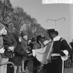 Sinterklaas in Rotterdam gearriveerd op de Parkkade, Bestanddeelnr 914-5106