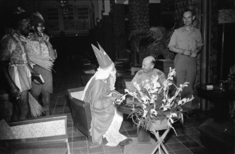 Sinterklaas en generaal Dürst Britt, Bestanddeelnr 113-4-6