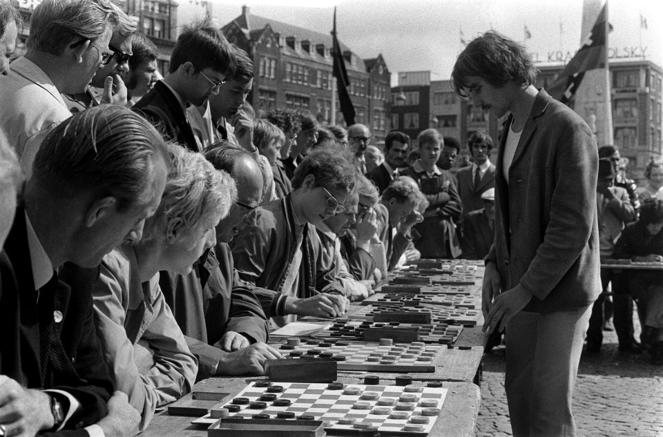 Simultaan dammen op Dam, Amsterdam, Bestanddeelnr 923-8205