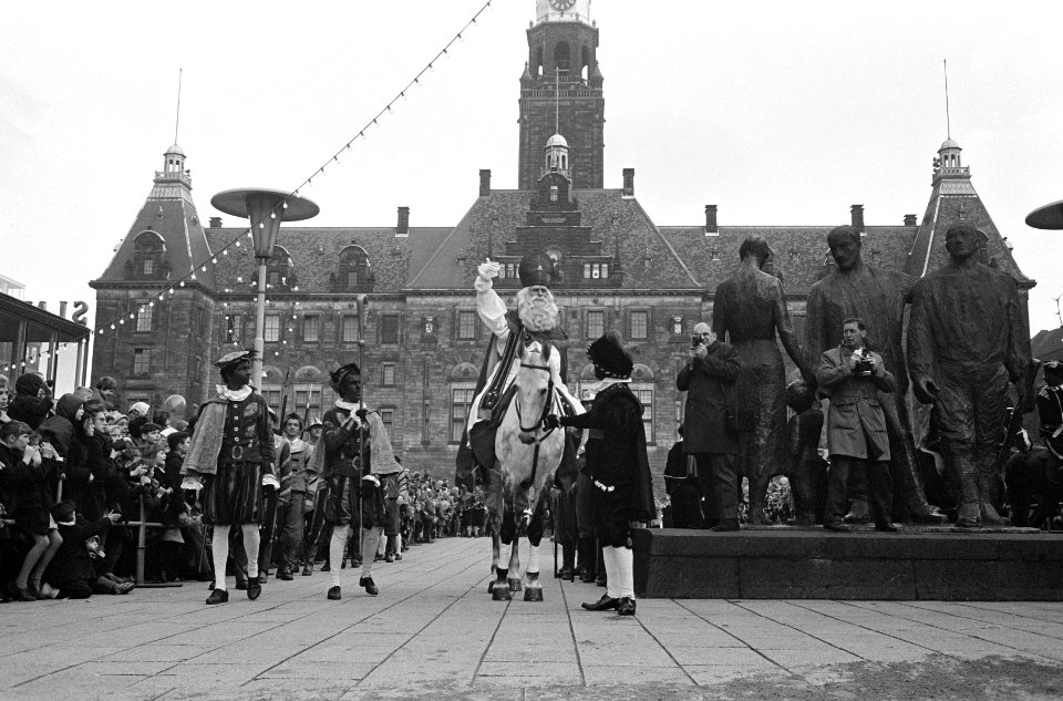 Sinterklaas in Rotterdam Op de Parkkade wordt Sinterklaas begroet door de kinde, Bestanddeelnr 915-7470