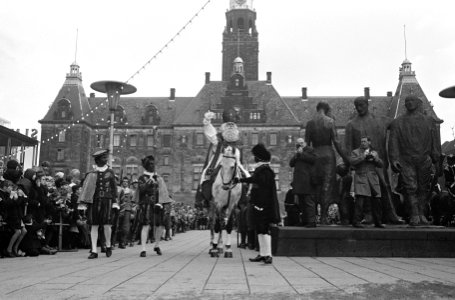 Sinterklaas in Rotterdam Op de Parkkade wordt Sinterklaas begroet door de kinde, Bestanddeelnr 915-7470