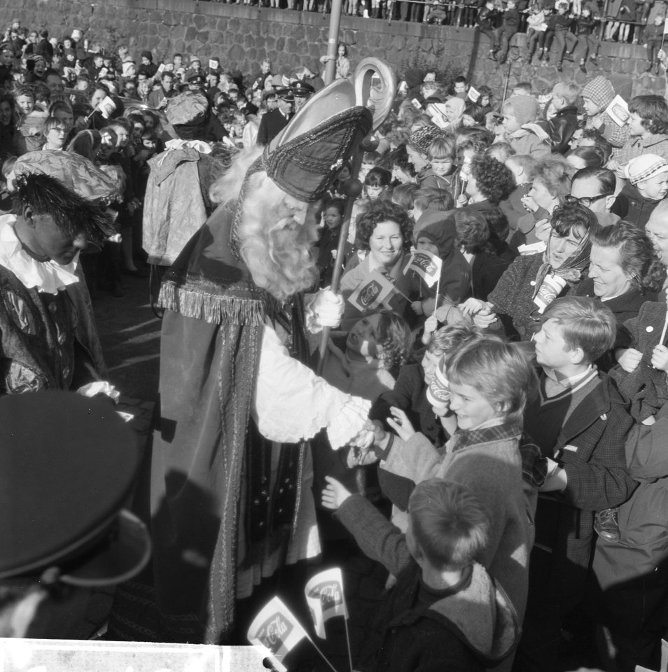Sinterklaas in Rotterdam Op de Parkkade wordt Sinterklaas begroet door de kinde, Bestanddeelnr 915-7463