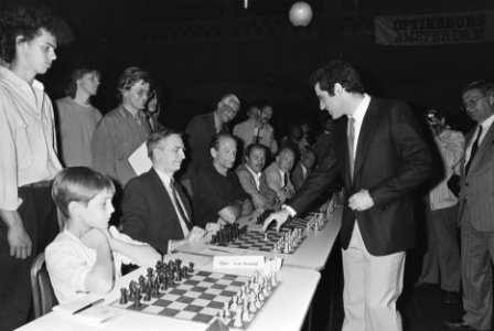 Simultaanseance in Berlagebeurs Kasparov opent met zet tegen Dolman, Bestanddeelnr 933-9648