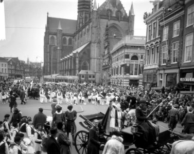 Sinterklaas tijdens een rondrit in een rijtuig door Haarlem met op de achtergron, Bestanddeelnr 918-4603