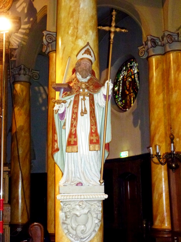 Sint Bartholomeus Beek (Ubbergen) beeld van een bisschop, links in koor