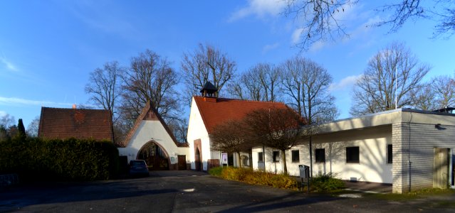 Sindlingen, Friedhof, Toranlage mit Einsegnungshalle (1)
