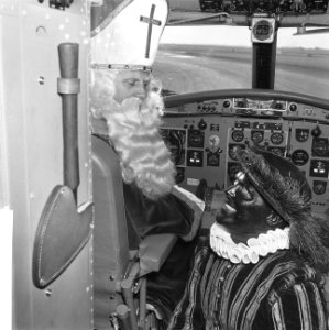 Sinterklaas komt aan met Fokker Friendship . De Sint achter de stuurknuppel, Bestanddeelnr 913-2549