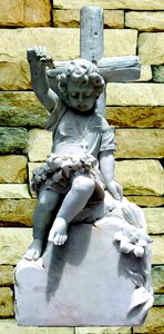 Statue angel child