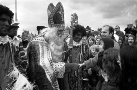 Sinterklaas geeft een kind een hand, Bestanddeelnr 926-8315